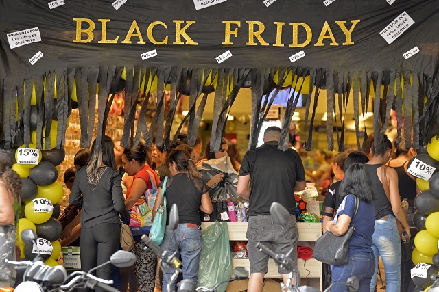 Loja cheia durante a Black Friday com consumidores comprando, representando vendas sazonais e a importância do planejamento no varejo.